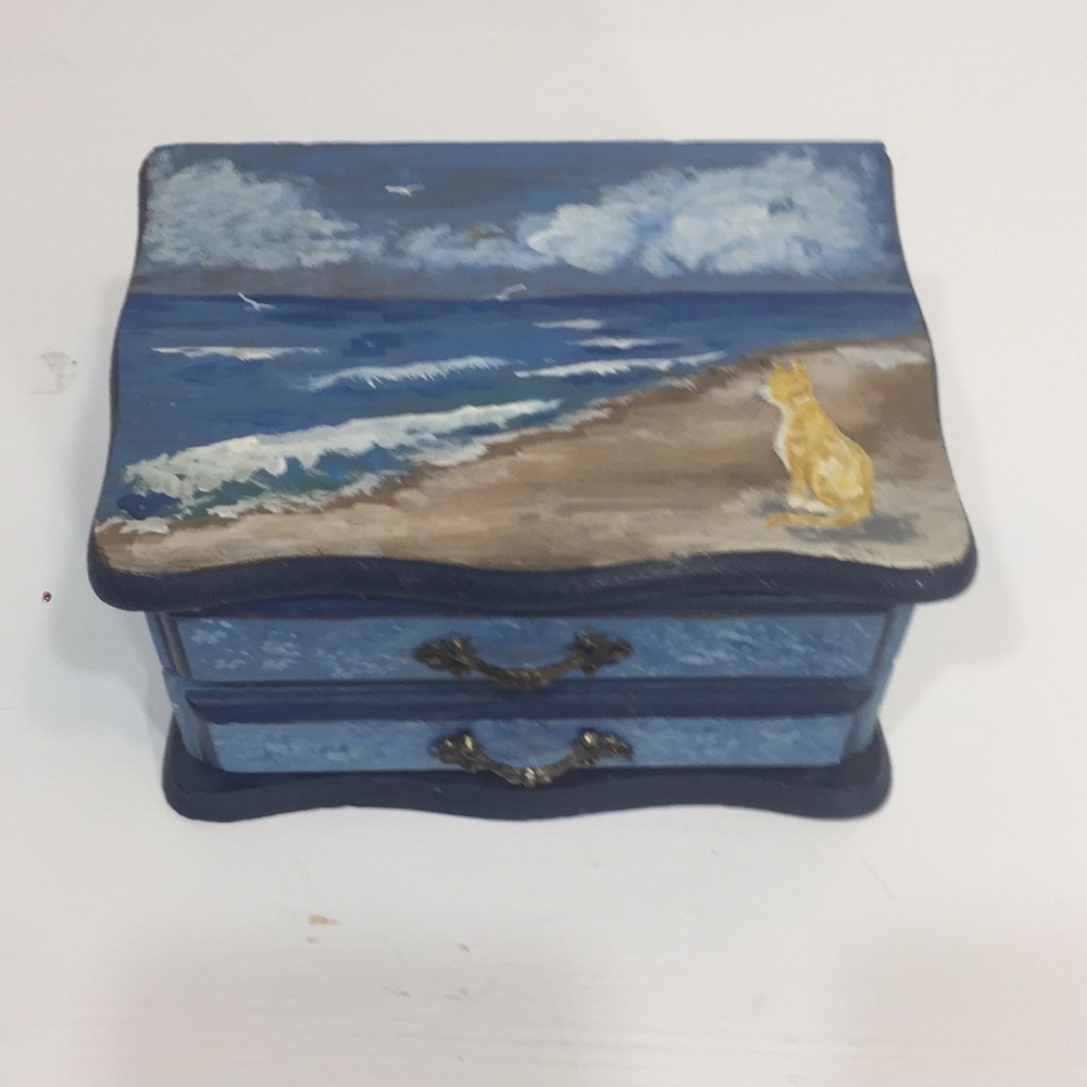 Beautiful Centurion hand painted jewelry box. 🐱